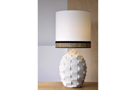 Lámpara de mesa cerámica blanca con pantalla de rafia ELENA 2