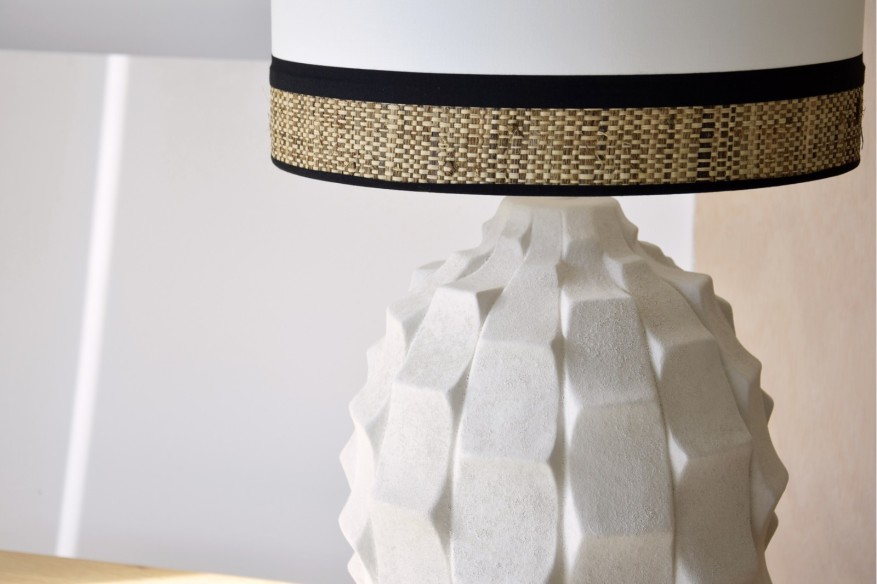 White ceramic table lamp with raffia screen ELENA