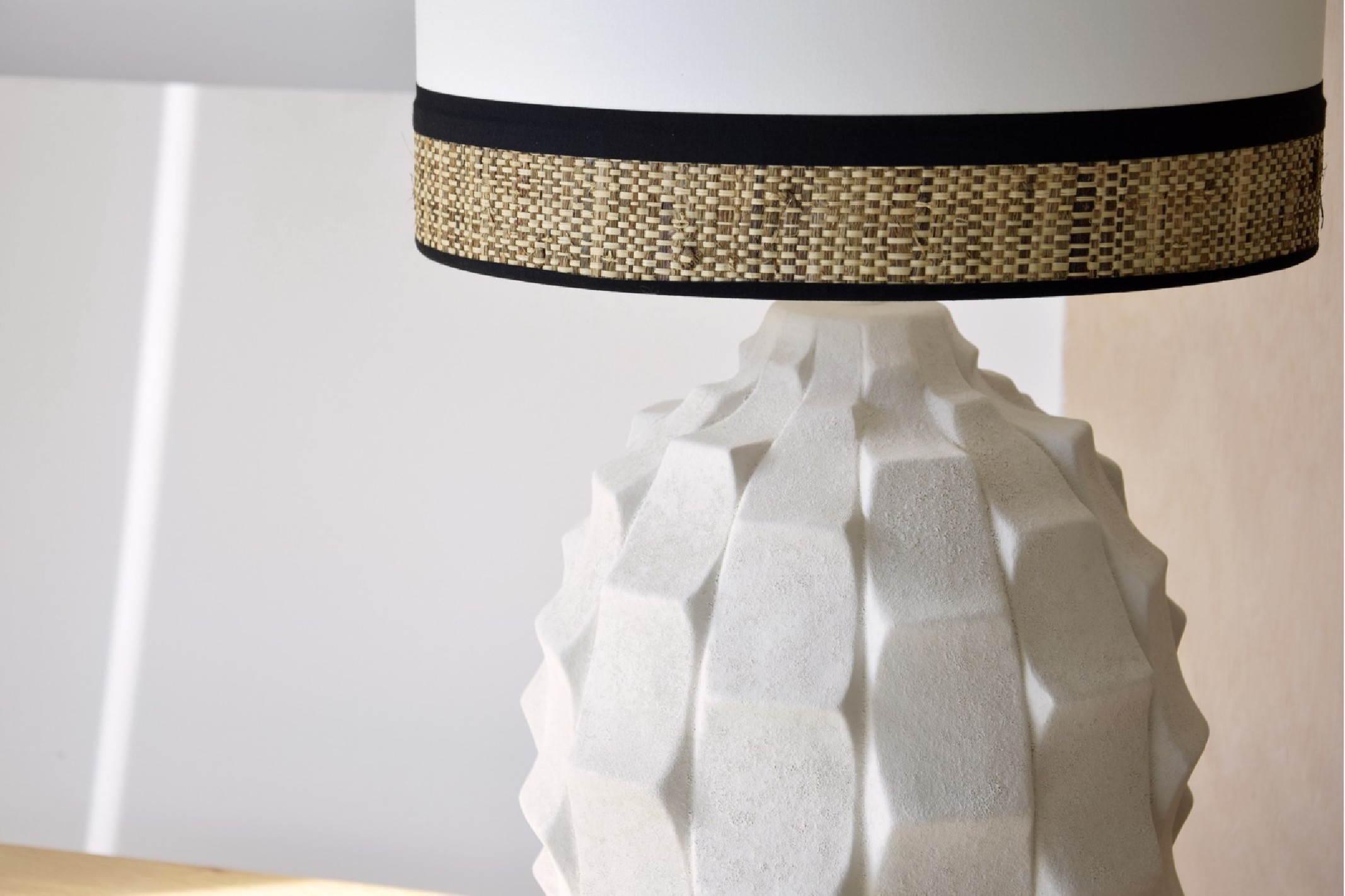 White ceramic table lamp with raffia screen ELENA