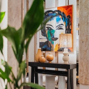 Lámpara de mesa cerámica blanca con pantalla de rafia IDARA 2