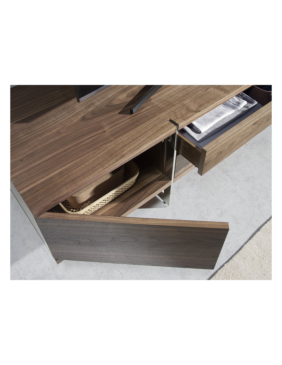 Mueble TV nogal y acero cromado