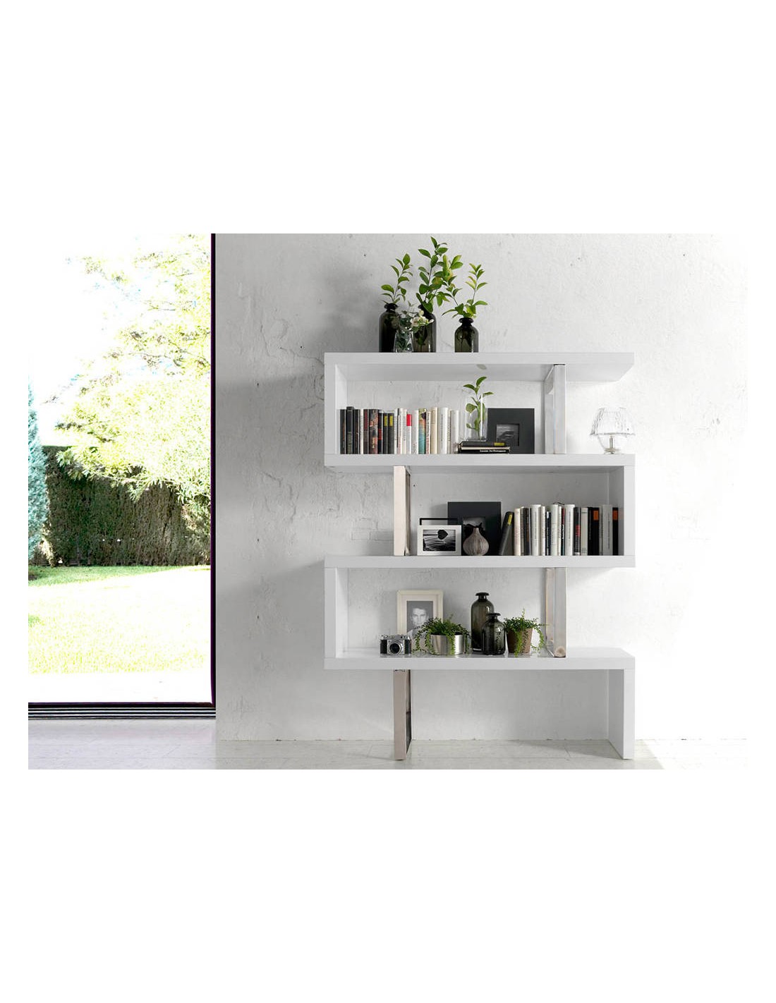 Estantería blanca y acero