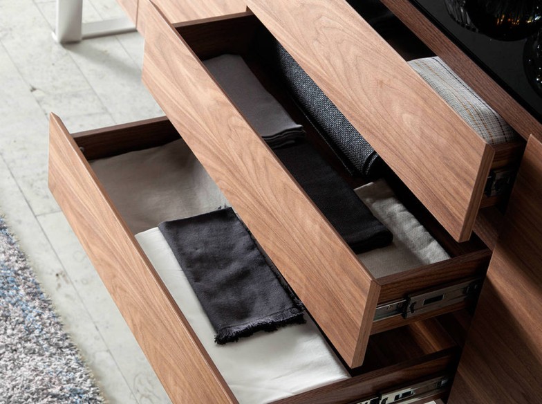 Aparador nogal, acero cromado y tapa de cristal negro