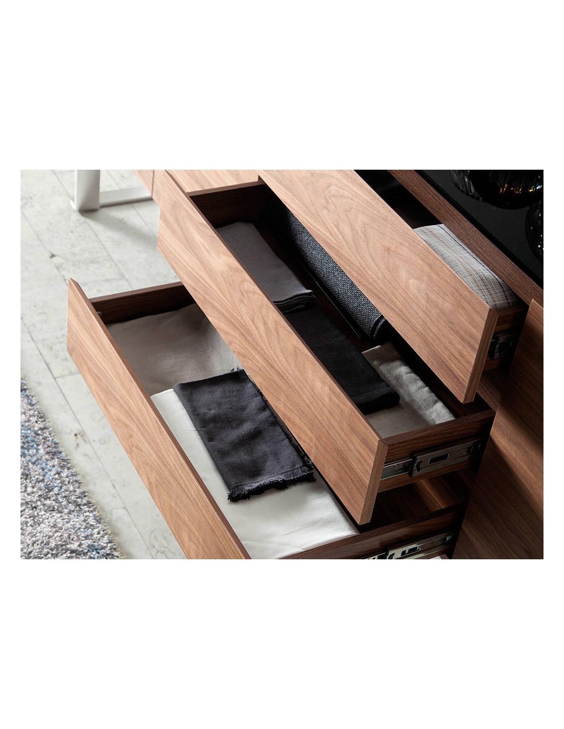 Aparador nogal, acero cromado y tapa de cristal...