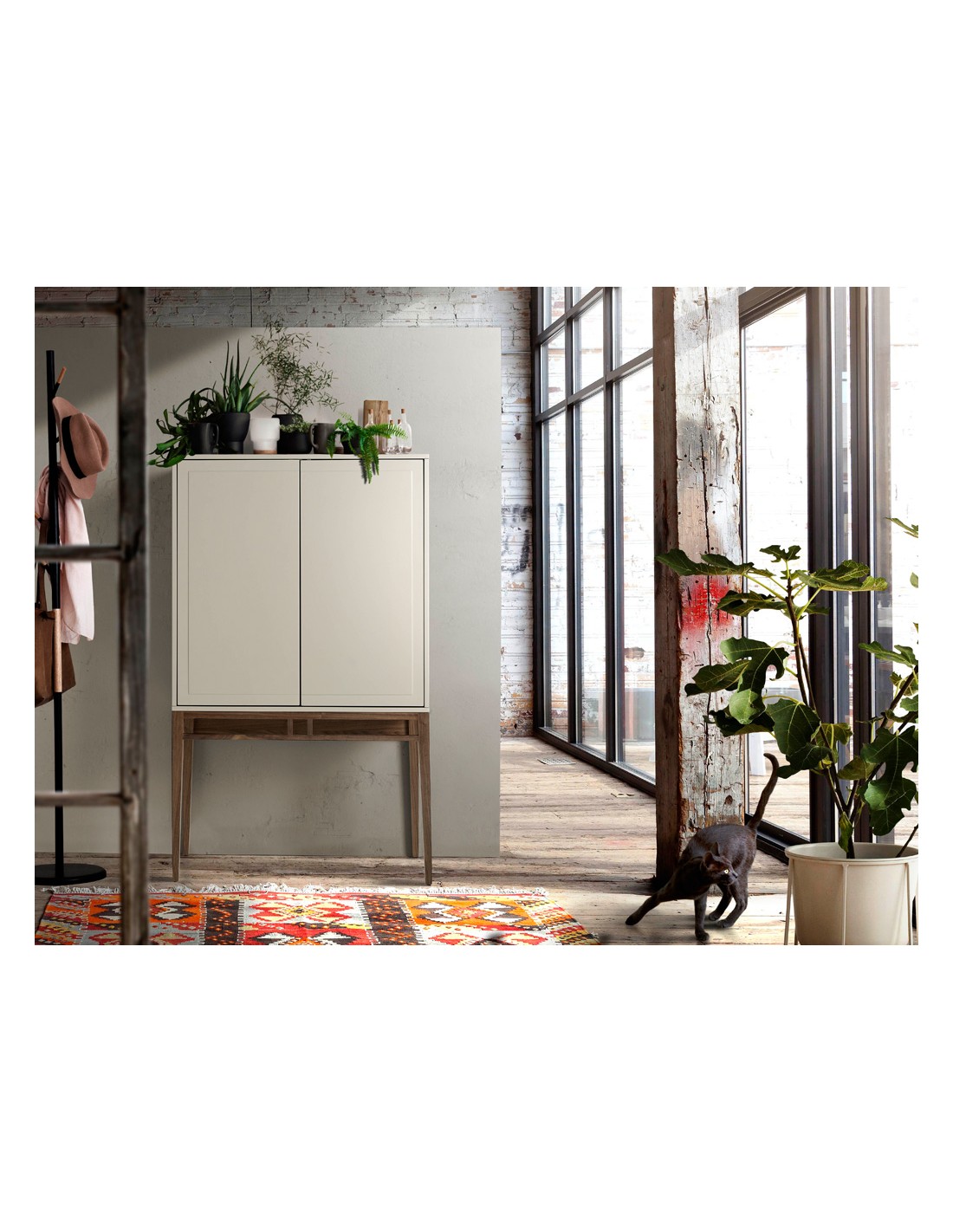 Aparador alto madera beige y nogal