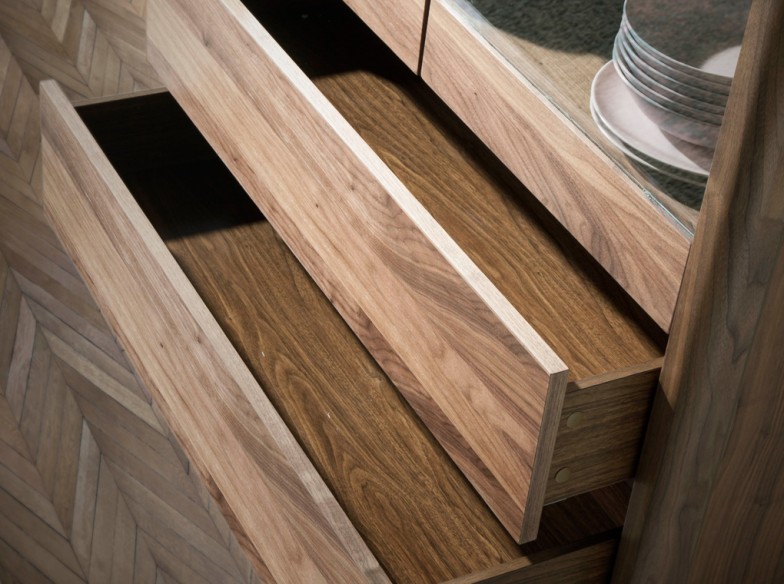 Aparador alto nogal con tapa de cristal imitación mármol e iluminación interior