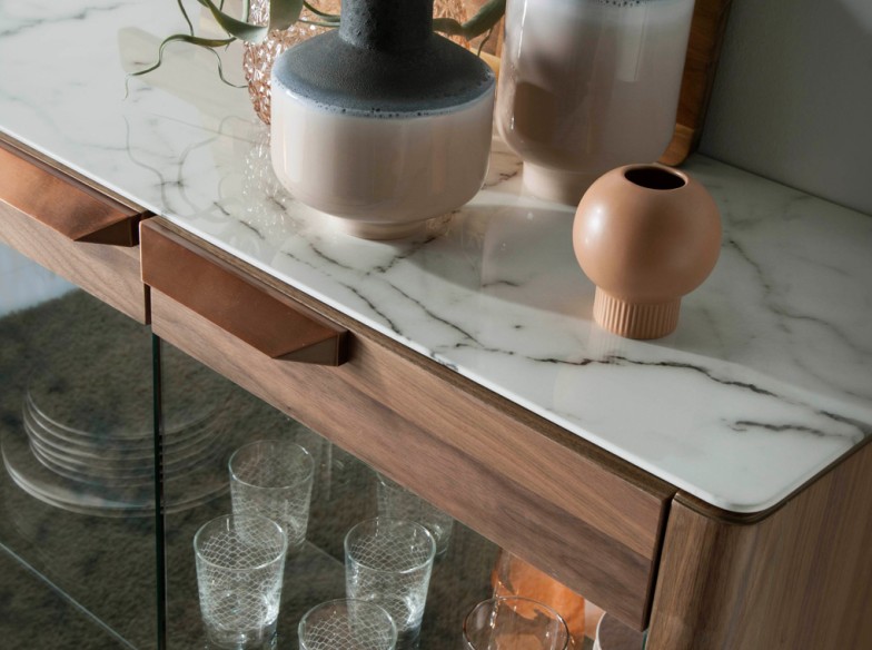 Aparador alto nogal con tapa de cristal imitación mármol e iluminación interior