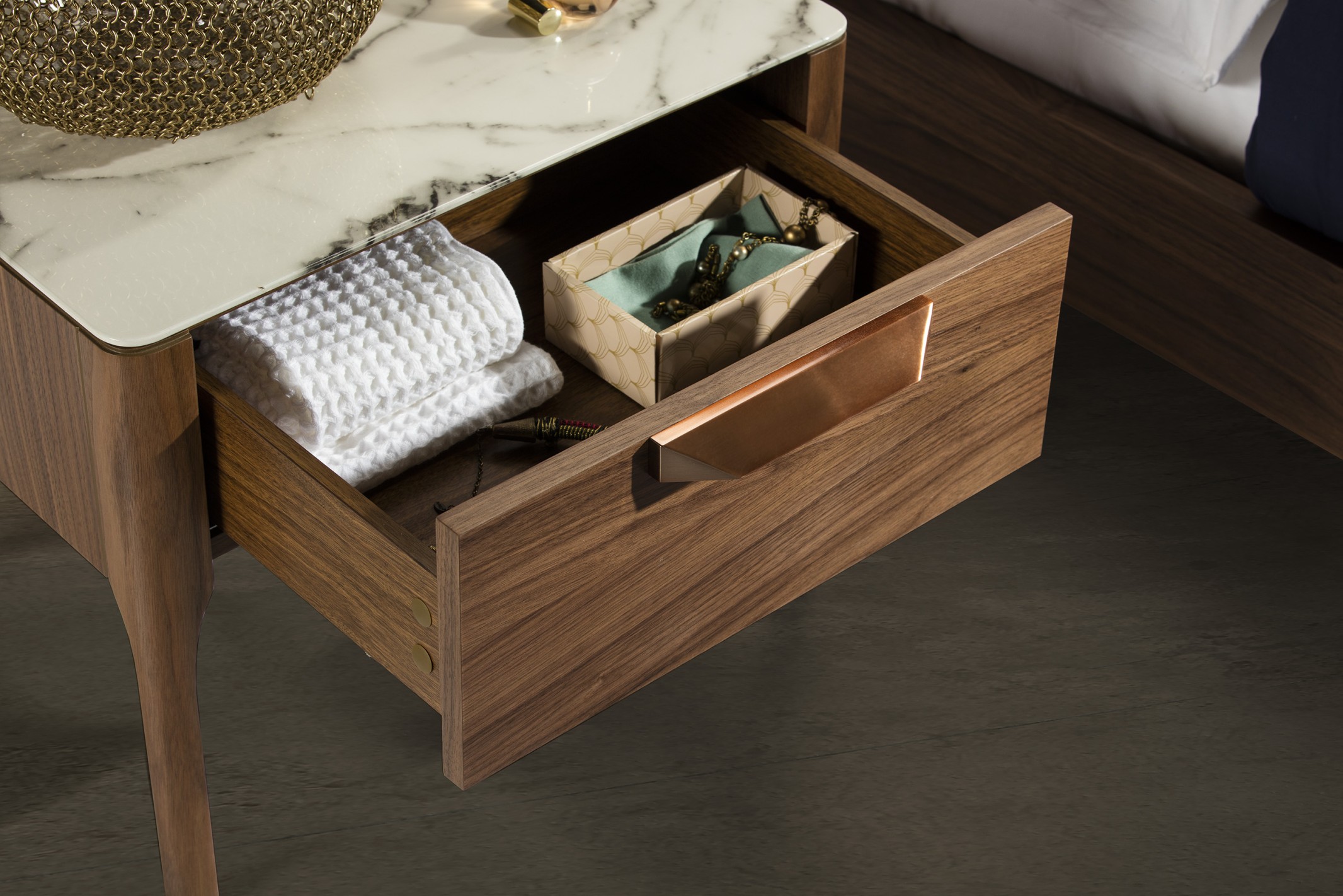 Mesita de noche nogal con tapa de cristal...