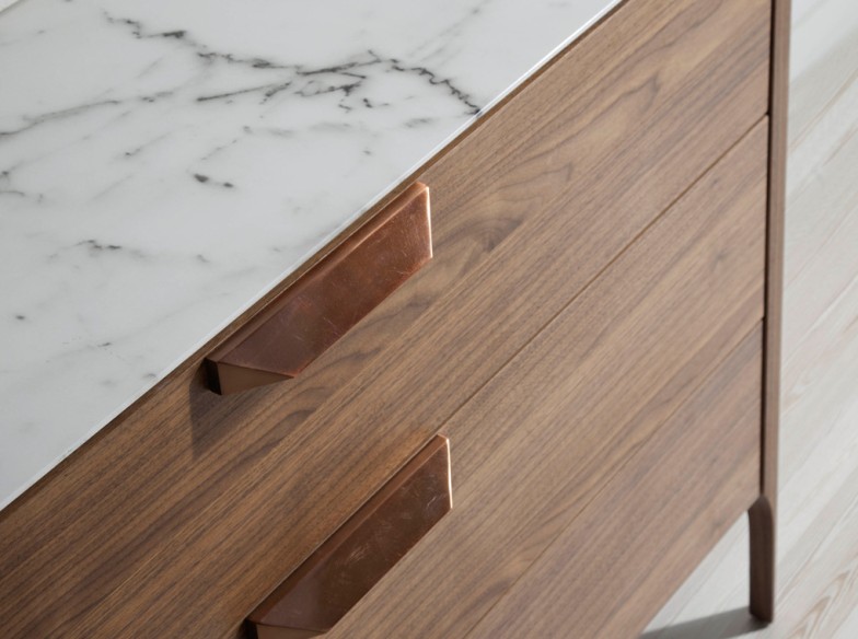 Cómoda nogal con tapa de cristal imitación mármol