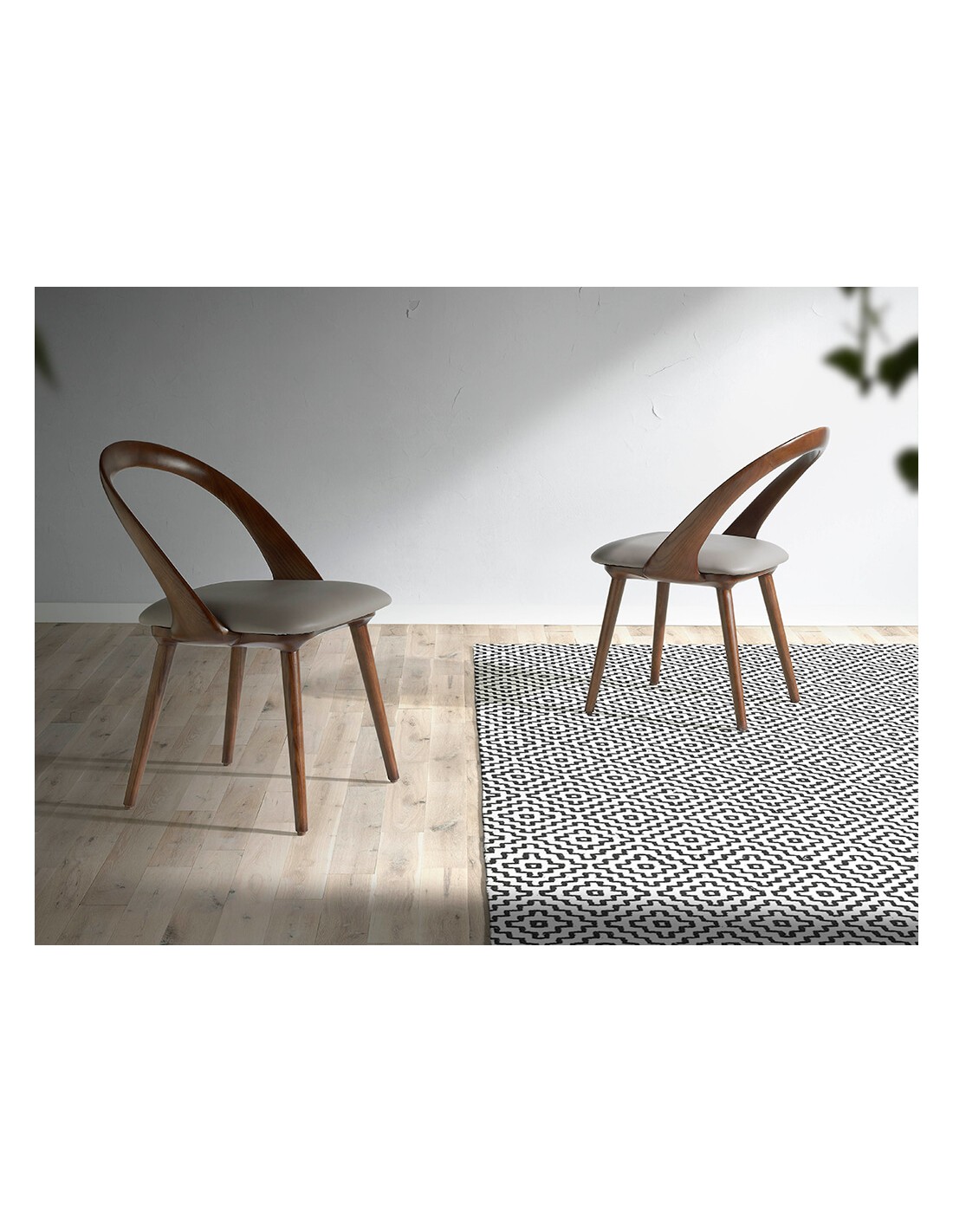 Silla nogal y polipiel visón