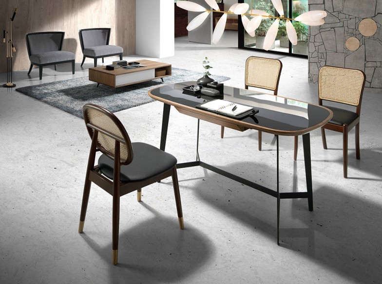 Silla rattan y polipiel negro