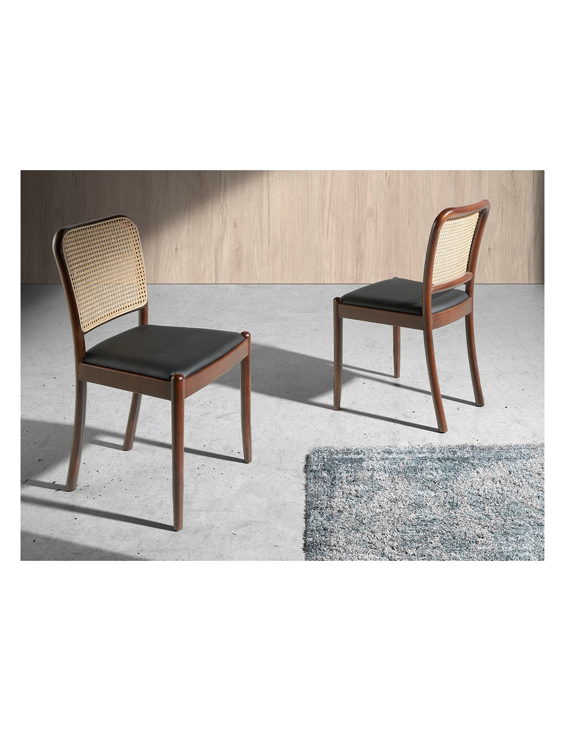 Silla rattan y polipiel negro