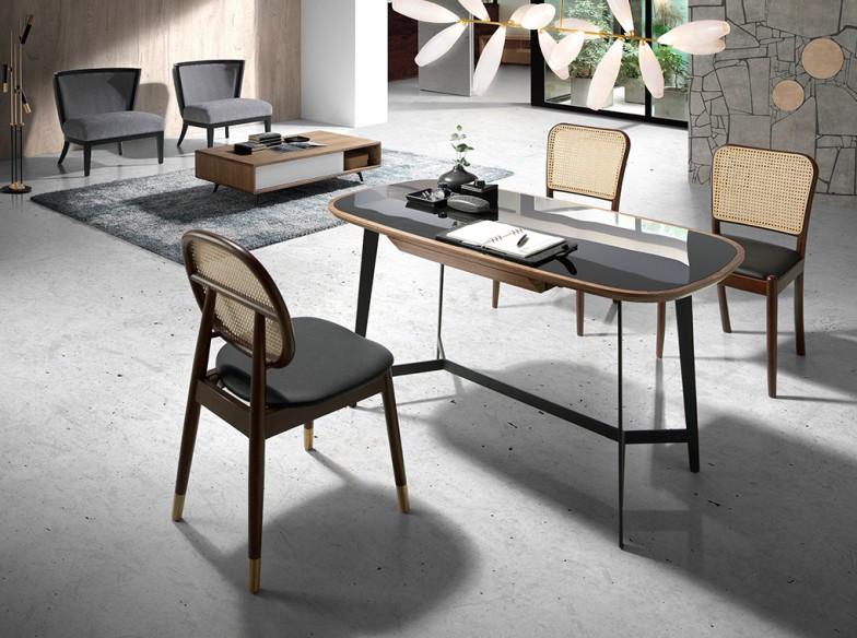 Silla rattan y polipiel negro