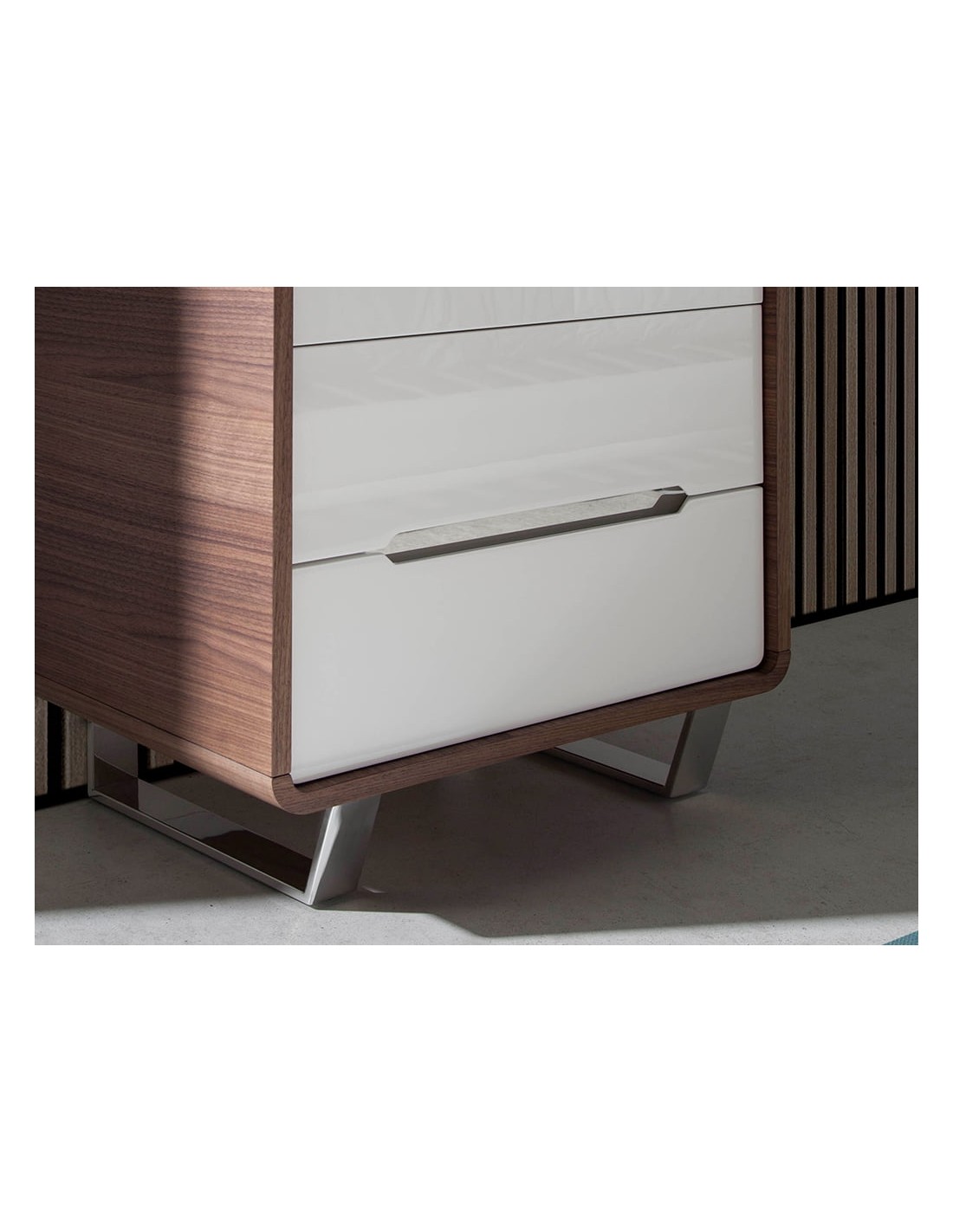 Chifonier madera blanco, nogal y acero cromado