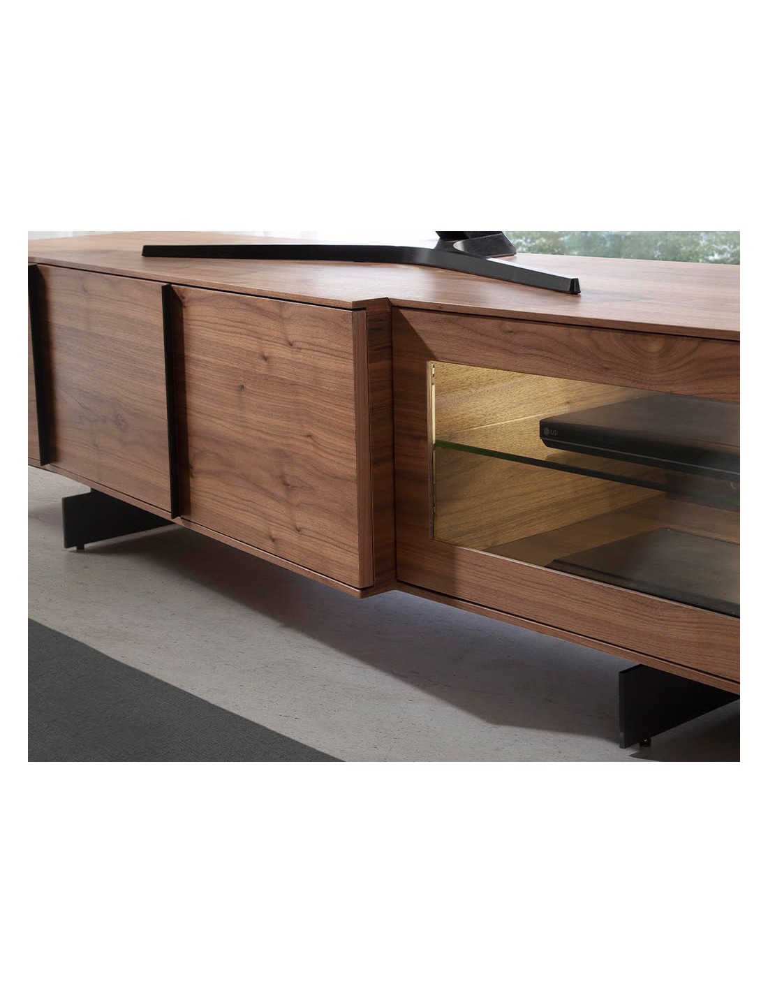 Mueble TV nogal y acero negro con iluminación...