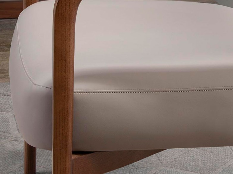 Sillón nogal y polipiel visón