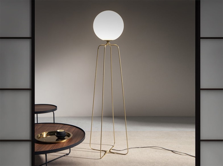 Lámpara de pie acero dorado y cristal blanco