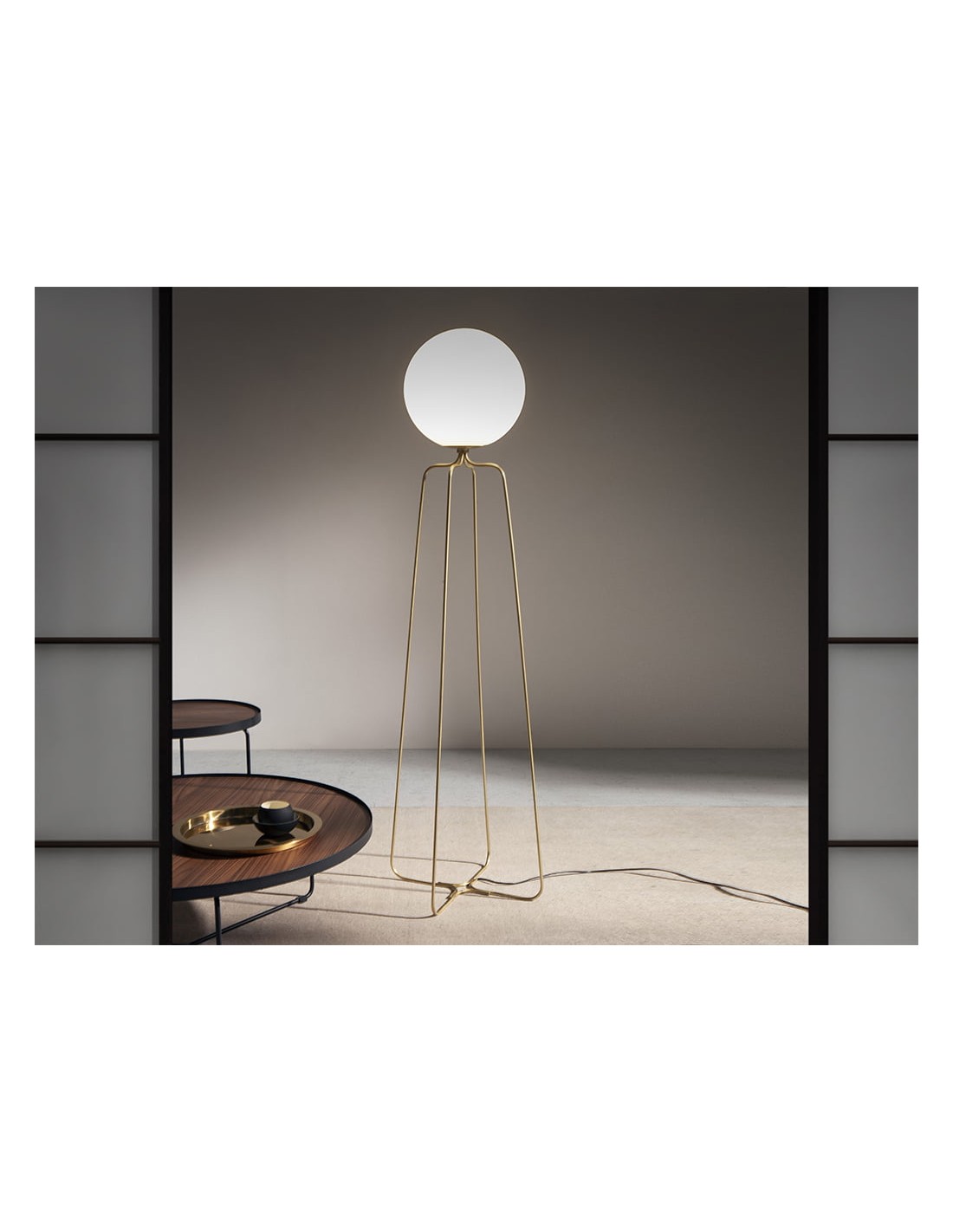 Lámpara de pie acero dorado y cristal blanco