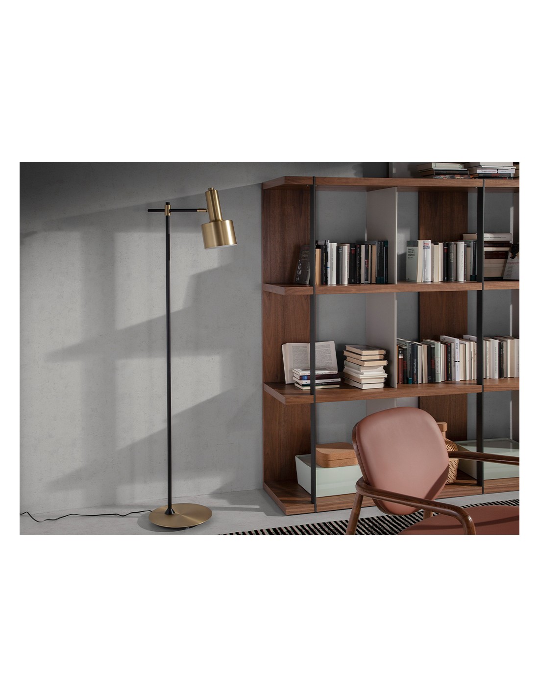 Lámpara de pie aluminio dorado y acero negro