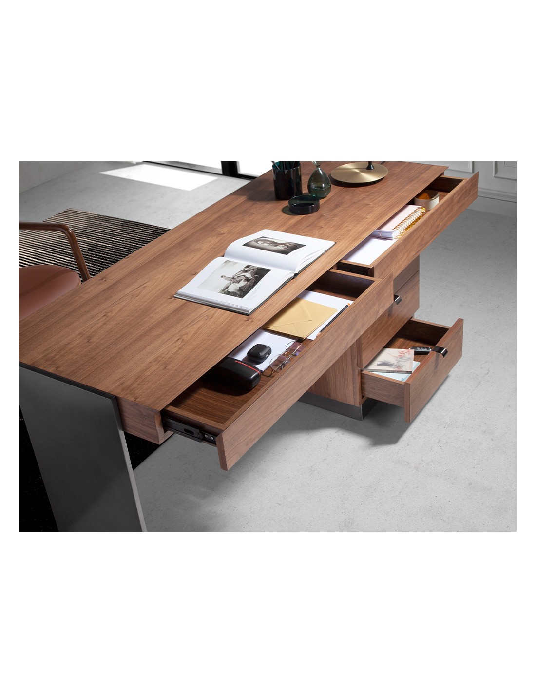 Escritorio nogal y acero pulido oscurecido