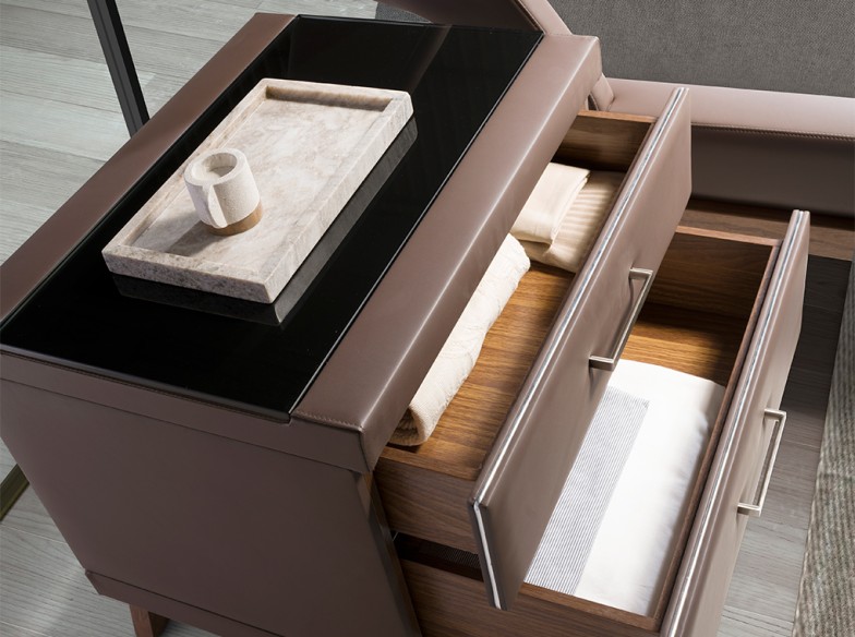 Mesita de noche polipiel y nogal con tapa de cristal negro