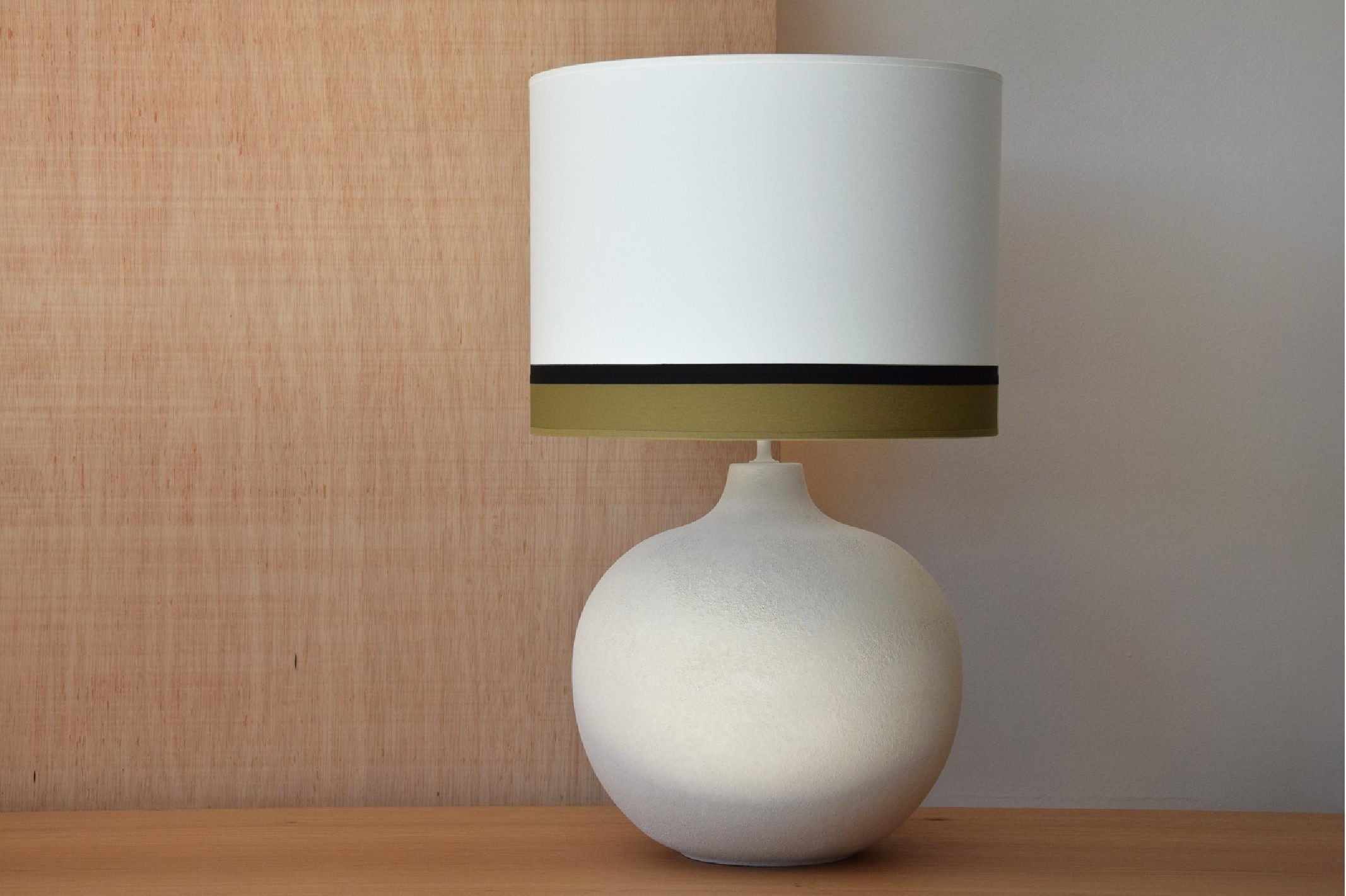 Lámpara mesa bola cerámica blanca AVA con pantalla